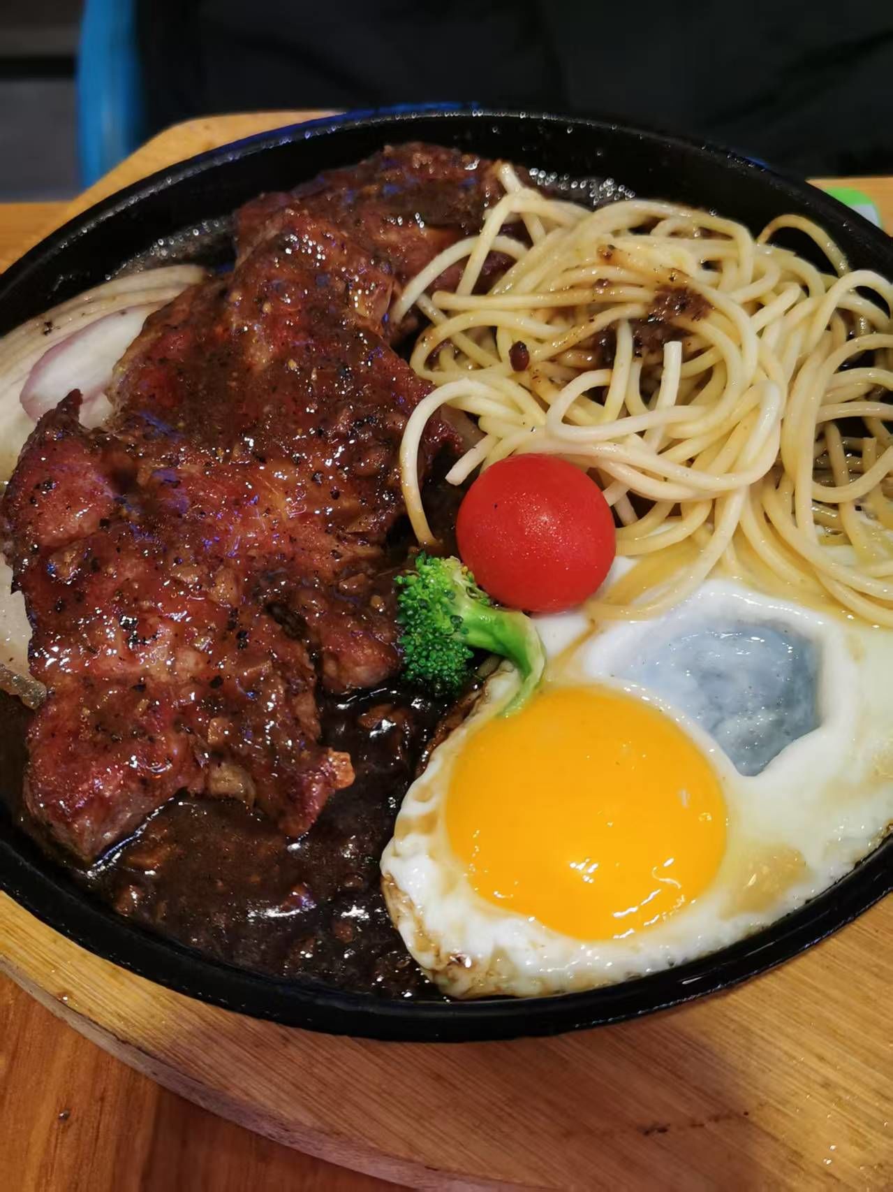 有牛排,意面,和煎蛋,意面都都煎硬了.牛排肉有点柴,味道还行,但是偏油