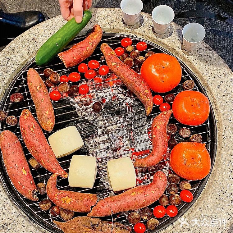为了这个炭烤红薯，我愿意天天来火锅店排队