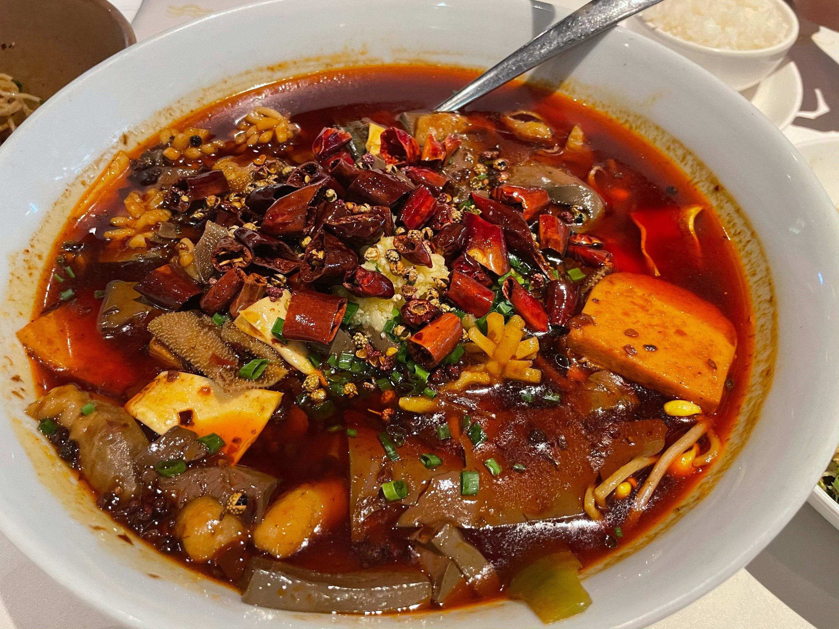 味道很正宗,毛血旺里还放了鳝鱼,是用料很