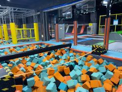 -蹦贝运动中心·蹦床·攀岩·闯关(龙岗店)