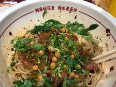 招牌红烧牛肉米粉-呷佬·长沙手工米粉(金沙江路店)