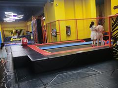 -爱蹦iBOON蹦床运动馆(江汉店)