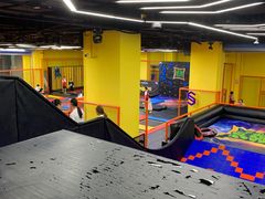 -爱蹦iBOON蹦床运动馆(江汉店)