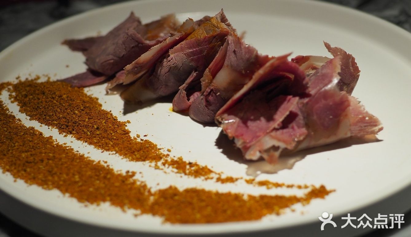 一边吃饭一边欣赏舞蹈，不香吗[胜利]