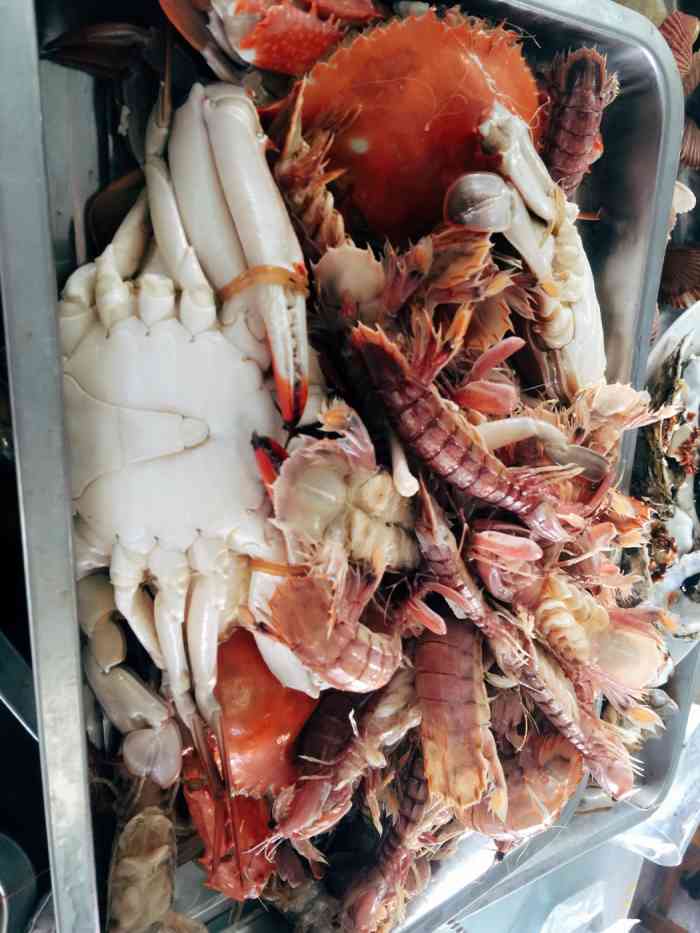 在秦皇岛玩的时候在他家吃的饭,位置就在海鲜市场旁边,整个加工过程