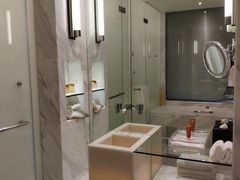 客房卫生间-上海滴水湖皇冠假日酒店