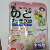 入口的感觉蜜桃味十足。随后就是熟悉的龙角散的味道