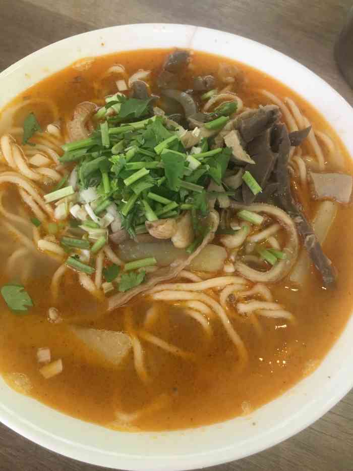 梁记乌兰花杂碎面-"乌兰花有土豆的羊杂碎要了碗羊杂碎和焙子.