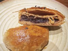 现烤鲜花饼-云海肴·汽锅鸡·云南菜(苏州中心店)