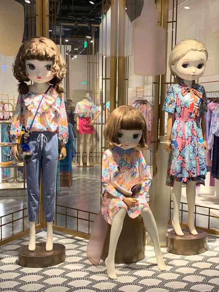 被tanni家店内的大头娃娃吸引了, 三个表情各异的大