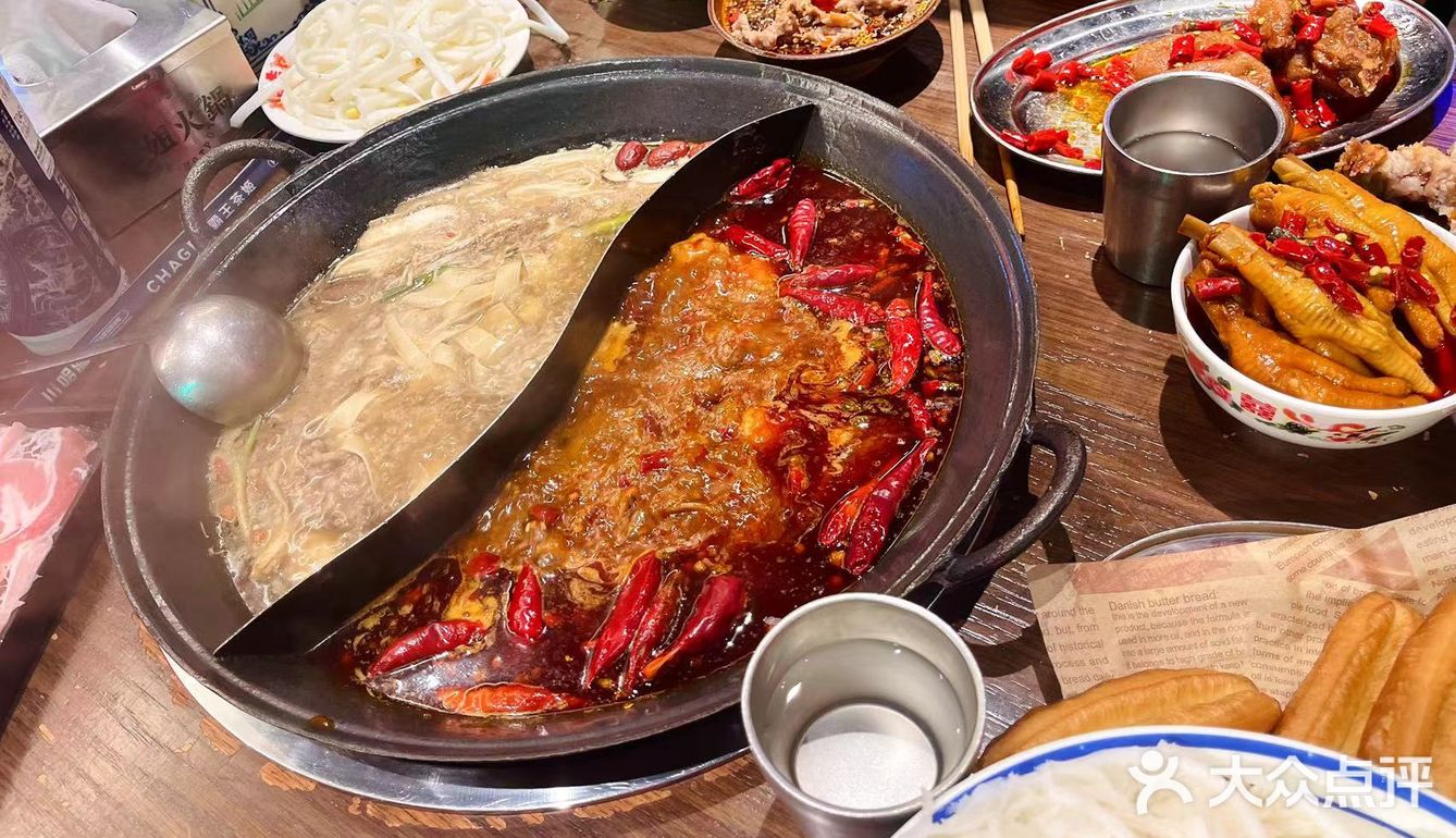酱汁浓郁，很下饭。乌漆嘛黑冰汤圆口感Q弹，汤圆皮薄馅大