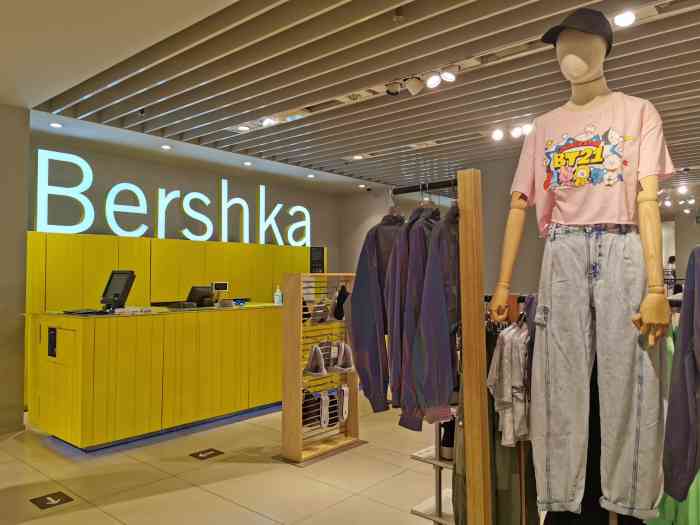 bershka(海雅缤纷城购物中心店)-"门店环境:店铺门面看起来还是很时尚