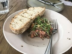 生牛肉塔塔，自制芥末味番茄酱，混合香料，酸面包-BOR Eatery(安福路店)