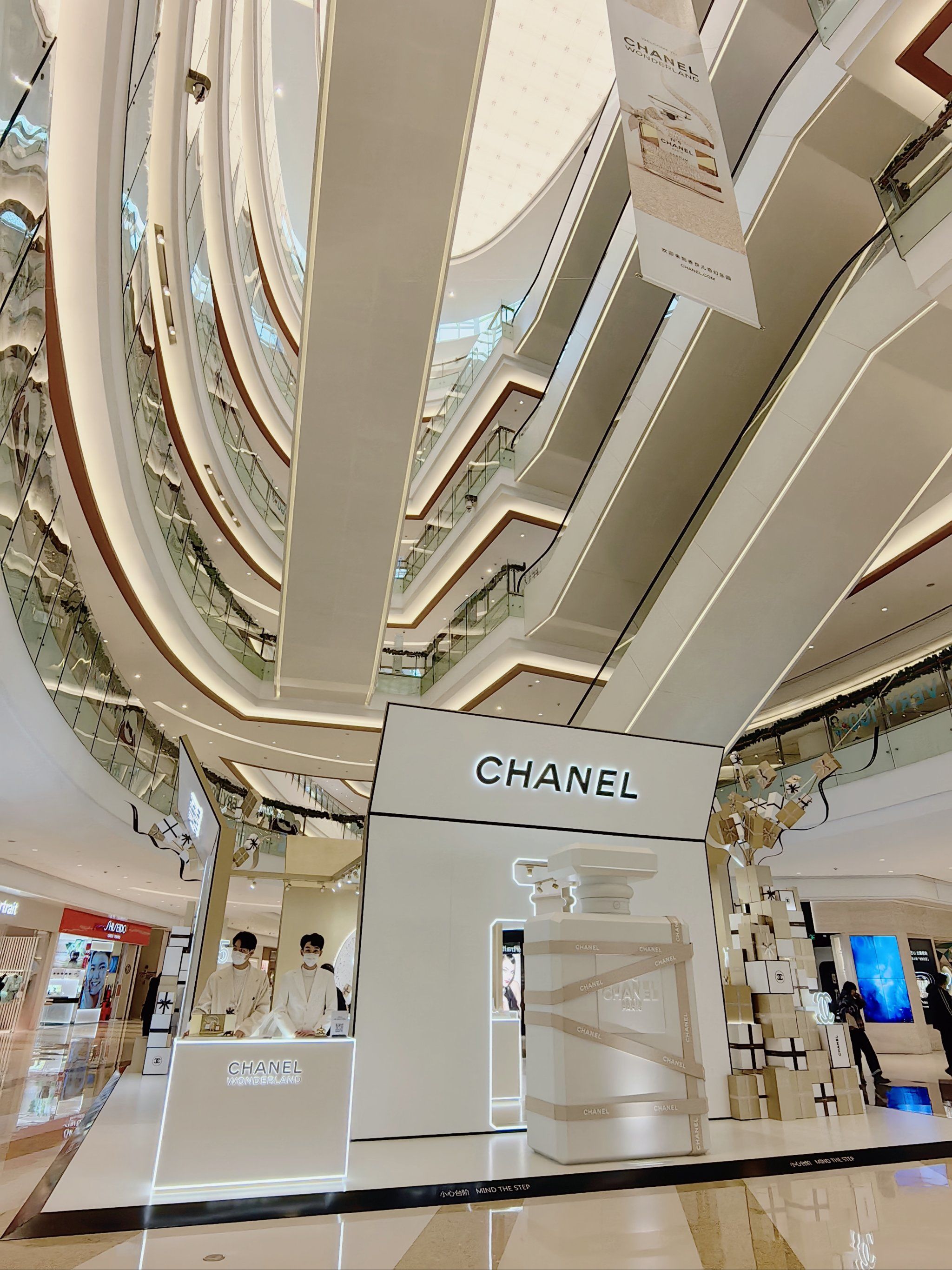 整体颜色和万象城好搭配,由香奈儿礼盒堆积起来的圣诞树是每个女生都