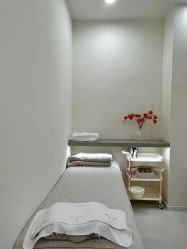-苗方清颜专业祛痘·皮肤管理