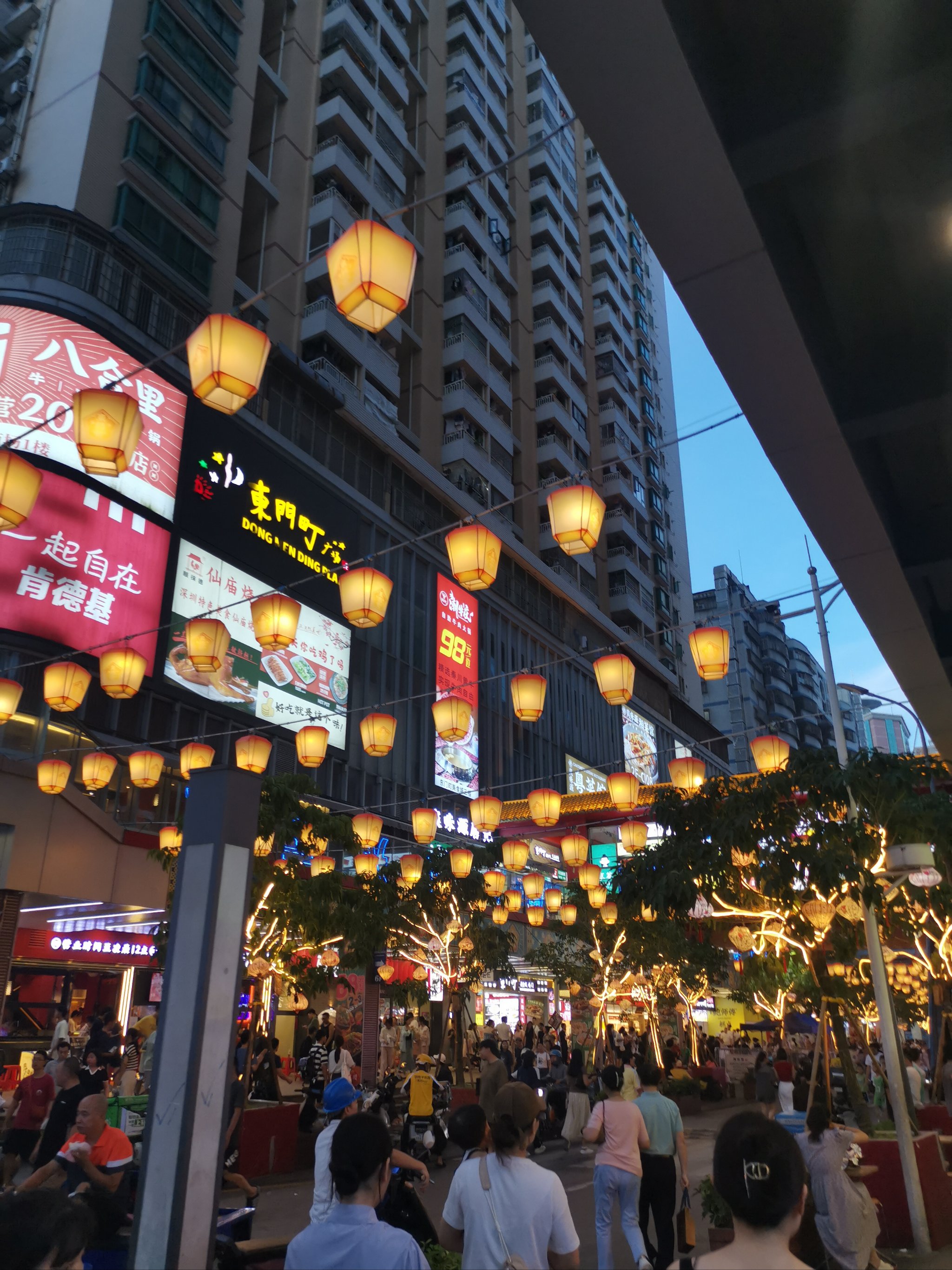 热闹的街景 真实图片