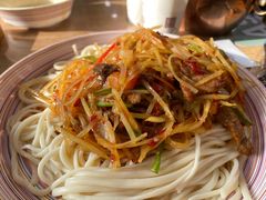 -歹歹的加个面过油肉拌面