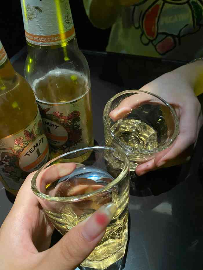 的伤感的图片士多店喝啤酒ktv手拿酒瓶喝酒图片酒瓶图片小姐姐伤感