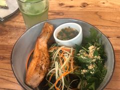 煎三文鱼配泰式花生藜麦色拉-Wagas沃歌斯(大学路店)