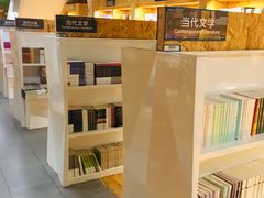 -新华里咖啡书吧(新华书店小寨店)