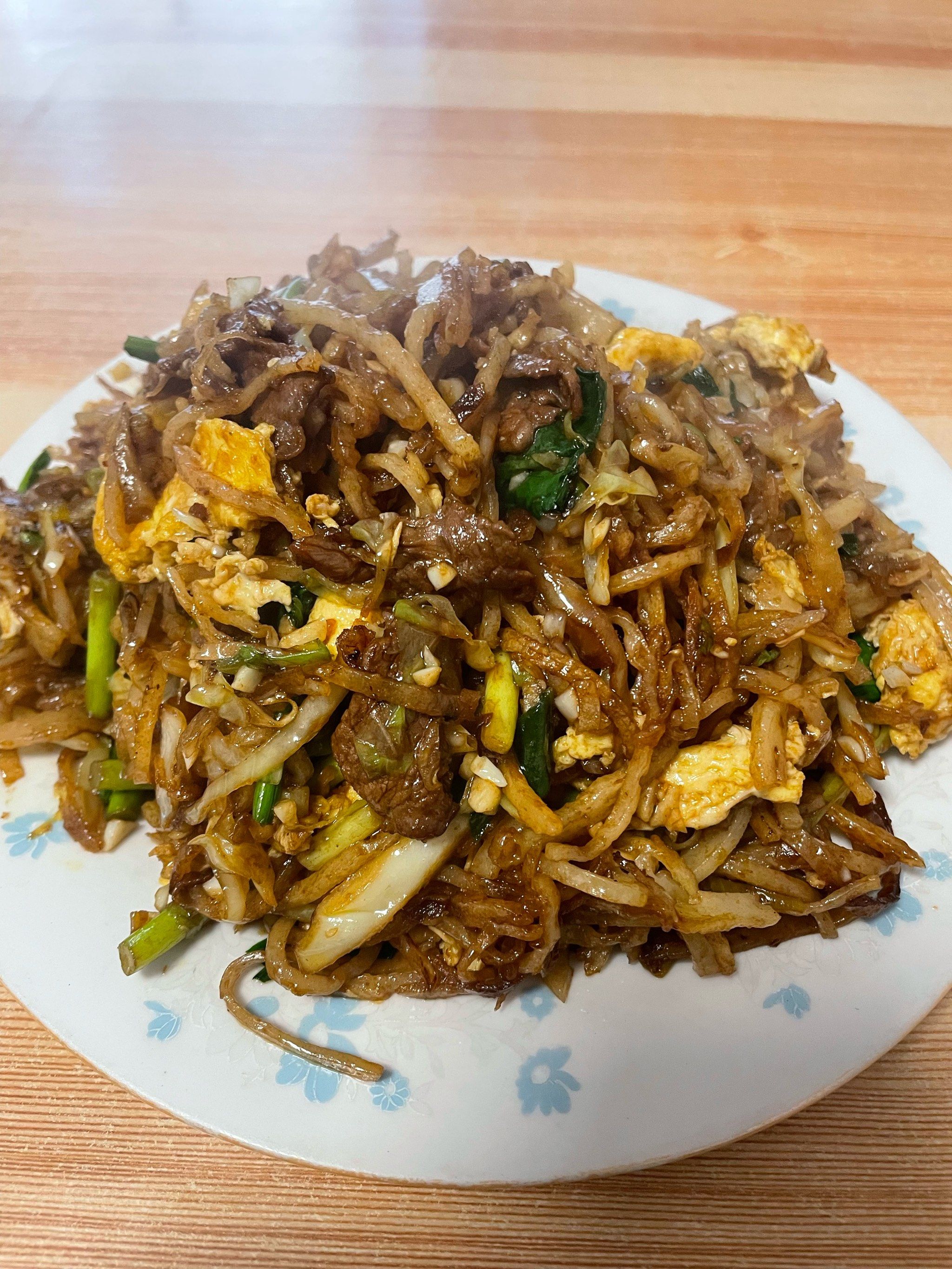 偶然从某书上看到推荐,于是就飞奔过去点了主打的鸡蛋肉片焖饼