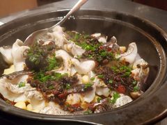 秘制砂锅焗湖鱼-羡餐厅