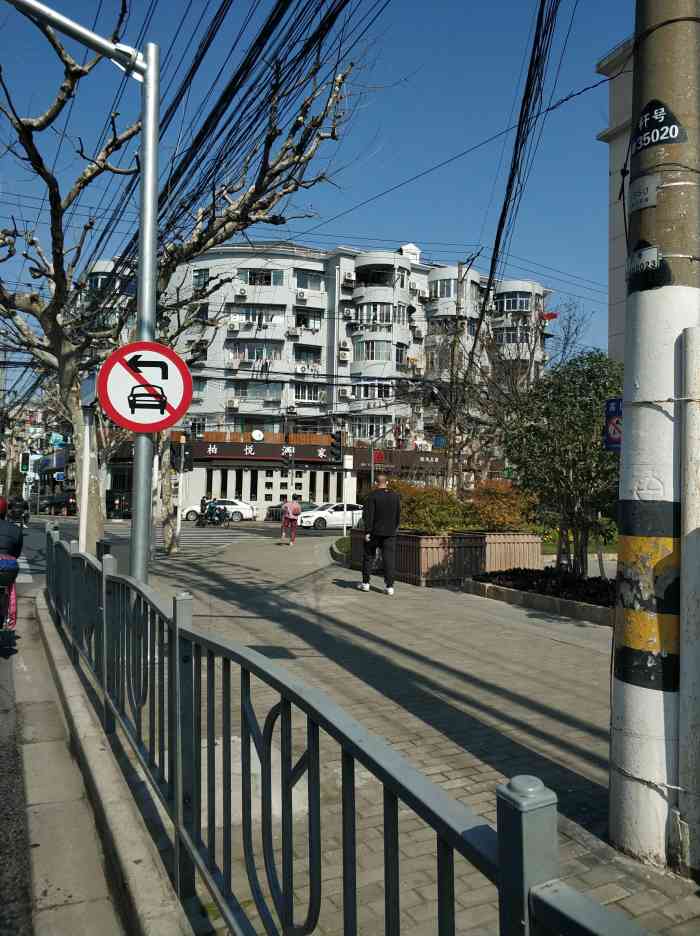 这家酒家位于岚皋路和石泉路的路口,是开在居民楼的1楼的,这次大整顿