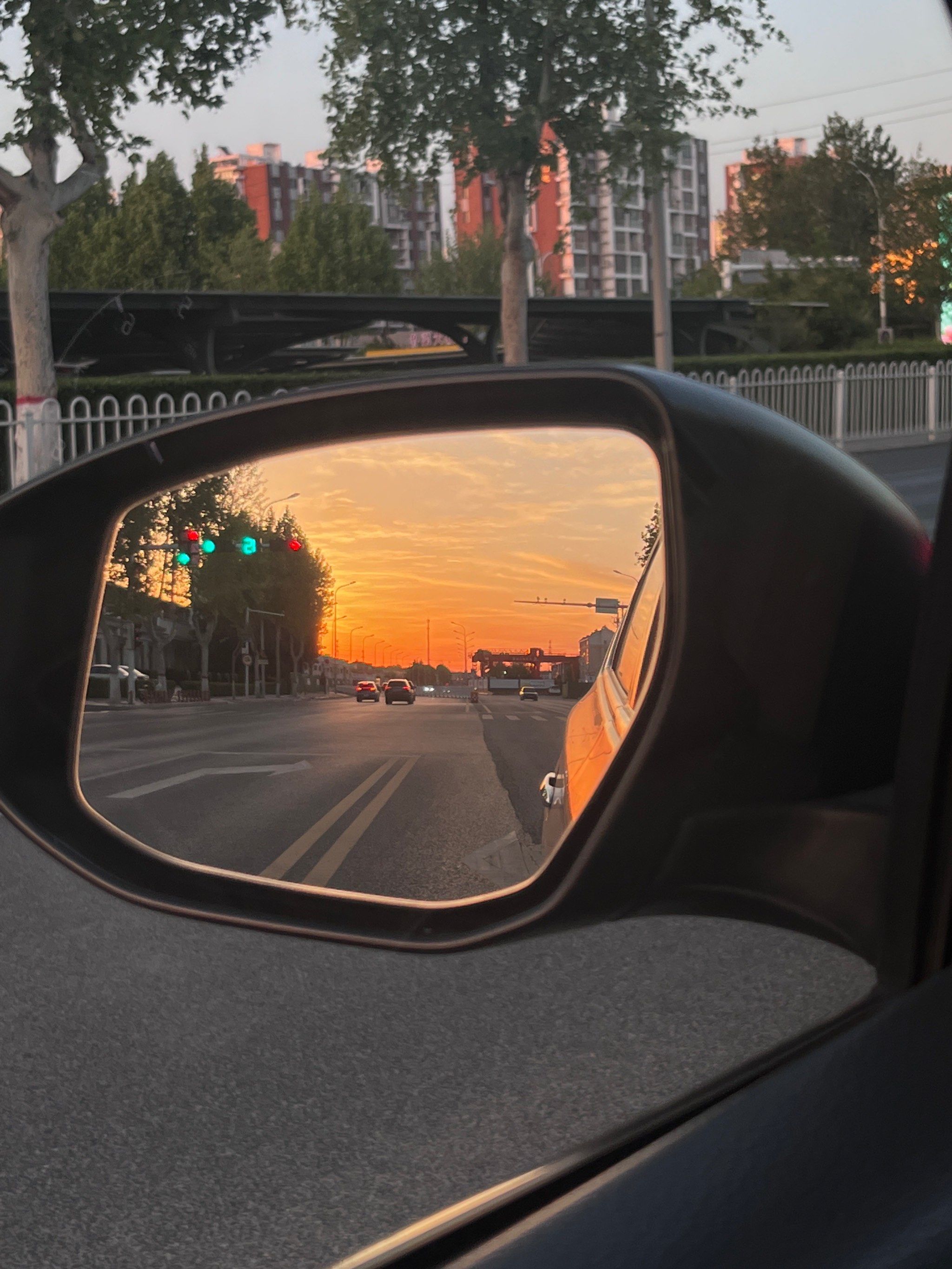 后视镜的夕阳