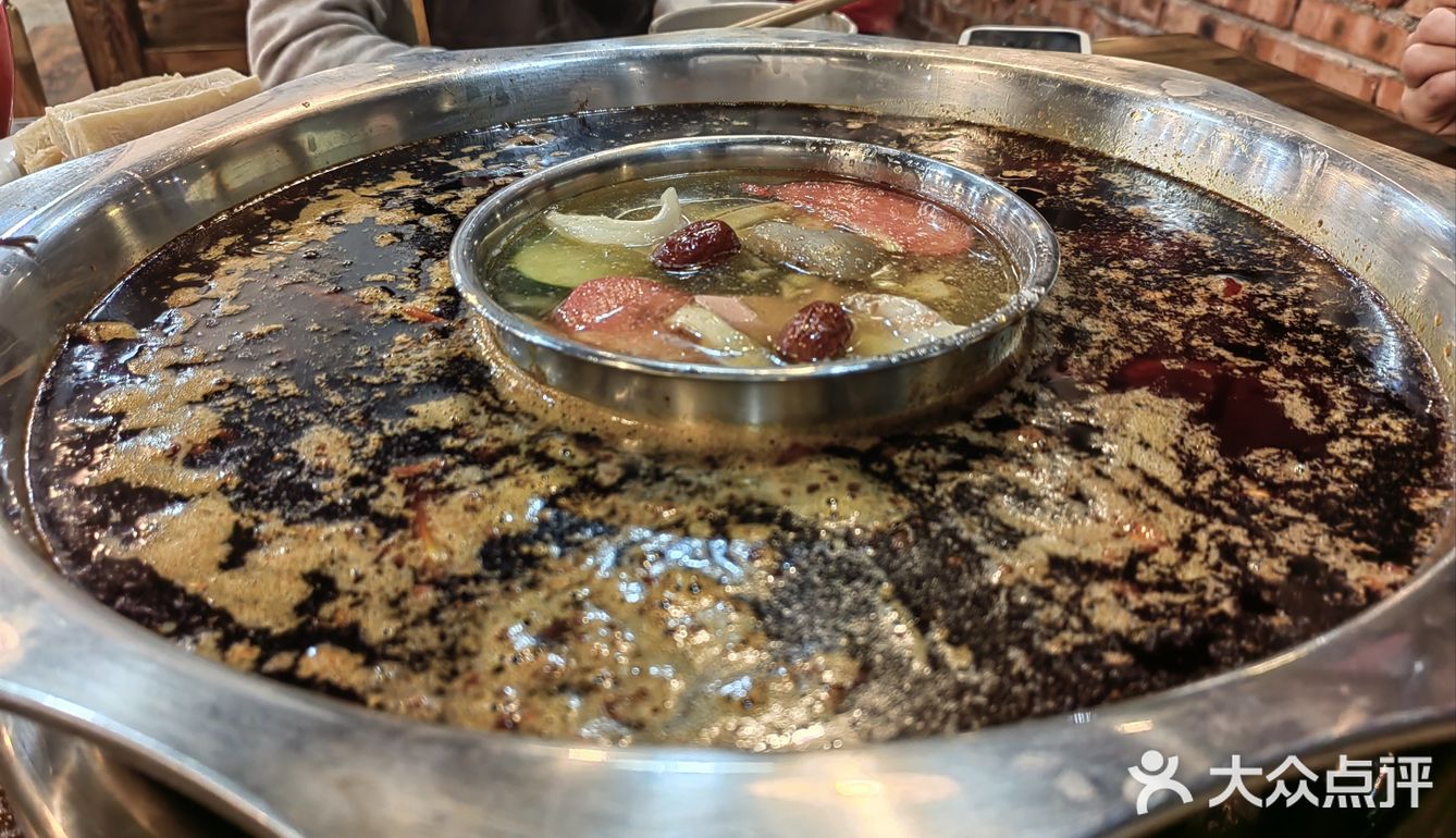 地道的重庆老火锅[调皮]