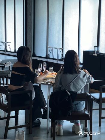 又挖到了一家空间设计感好高级的餐厅 装修风格以木质为