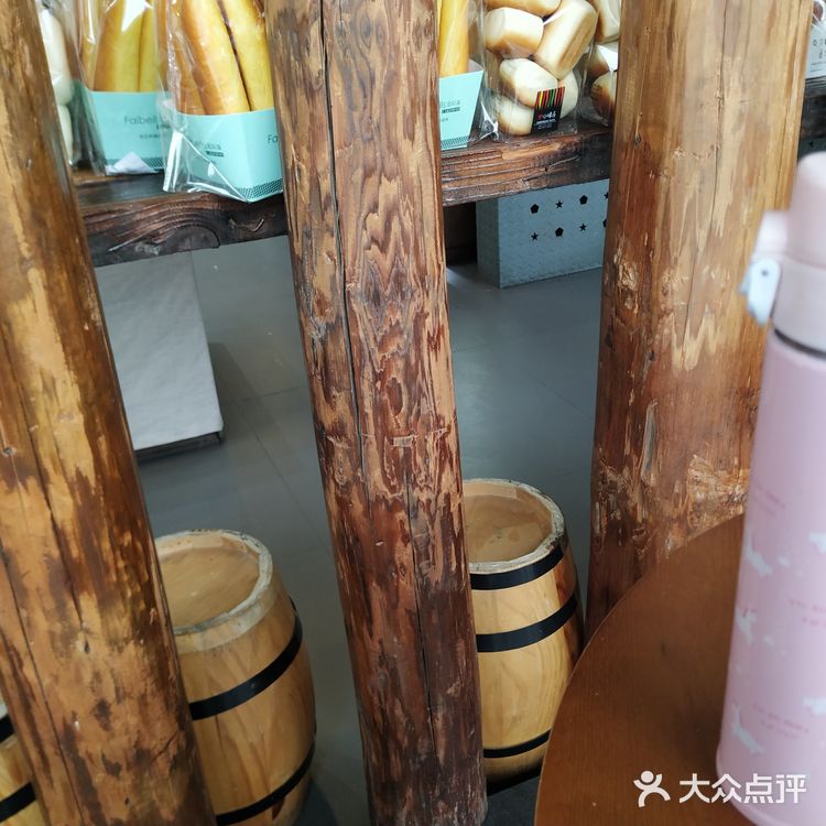 一面墙上有酒的装饰，里面靠窗的一面还有休息用餐区