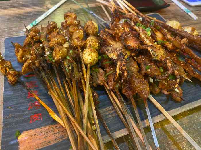 有幸路过乐至,朋友推荐来这里一定去吃一家有名气的烤肉店.