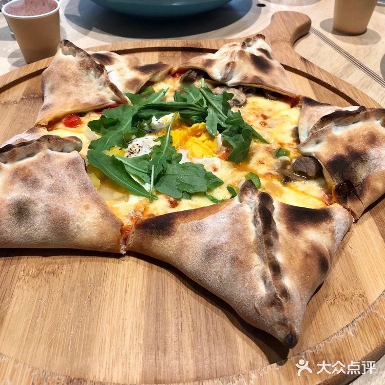 另外加了一份芝士，这是吃披萨起码要做的一件事，哈哈哈～[笑脸]