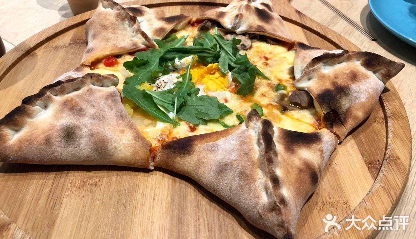 另外加了一份芝士，这是吃披萨起码要做的一件事，哈哈哈～[笑脸]