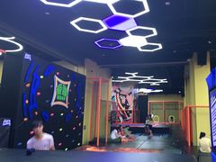 -爱蹦iBOON蹦床运动馆(江汉店)