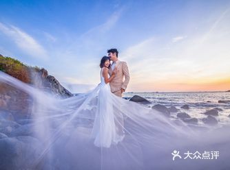 首先选择在礁石上拍婚纱照 有“海枯石烂”的寓意