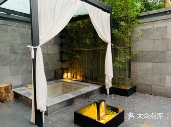 坐标： 这是在乐山大佛旁边的一家民宿，导航搜“乐山山