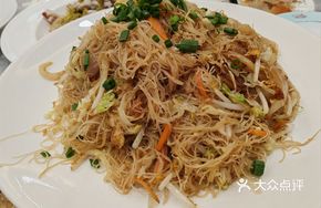 Large Serving of Stir-Fried Rice Noodles with Three Fresh Ingredients