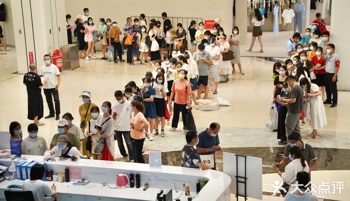 apM服装批发市场年中清仓超低价，还能领钱！[吐]