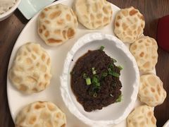 鲅鱼酱配石头饼-聚缘堂·海鲜私房菜(松岭路店)