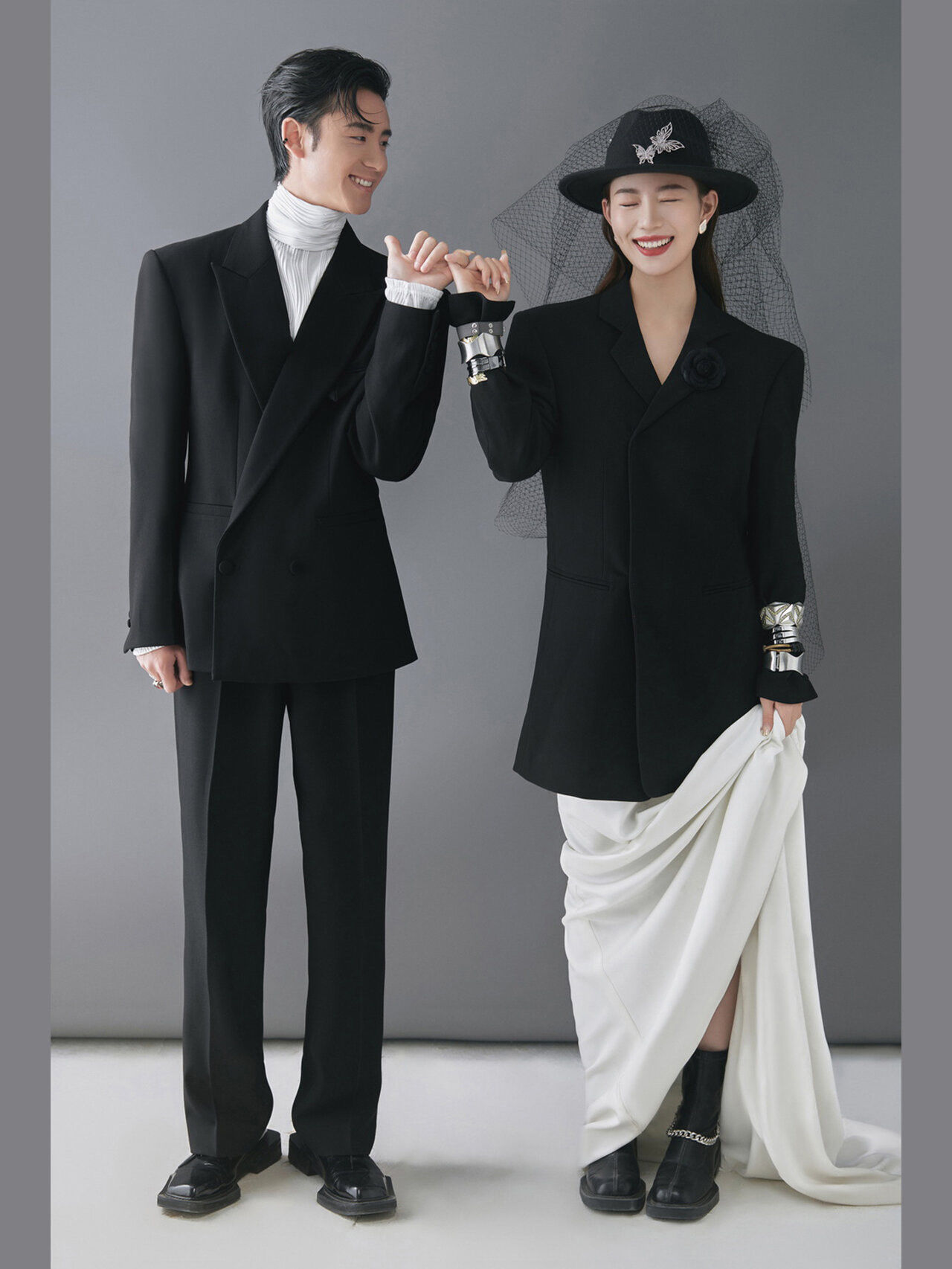 西装外套
高级低调的灰色背景
杂志风婚纱照妥妥的酷[得意]「禾马