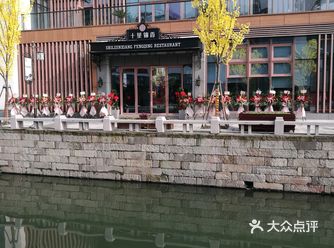 绍兴有四大城门，其中一座城门就座落在这里，这个风情街