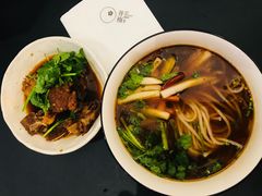 香辣牛骨汤粉-贡梅老面馆·蟹粉面·无锡特色小吃(南长街主推店)