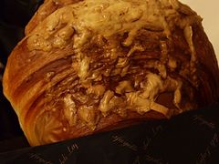 烟肉芝士牛角包-老佛爷饼店