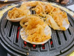 烤精选猪五花配酸菜-小米烤肉·和牛原切-创意韩料(东关店)