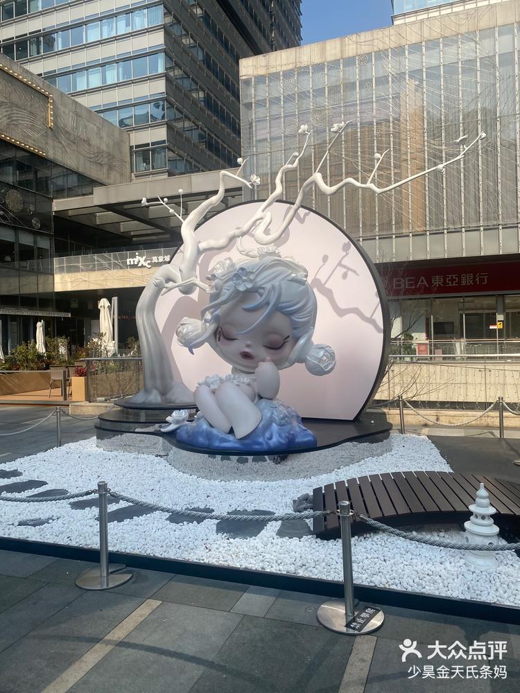 万象城门口的巨大pop