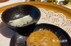 Weining Buckwheat Cake with Roasted Pork