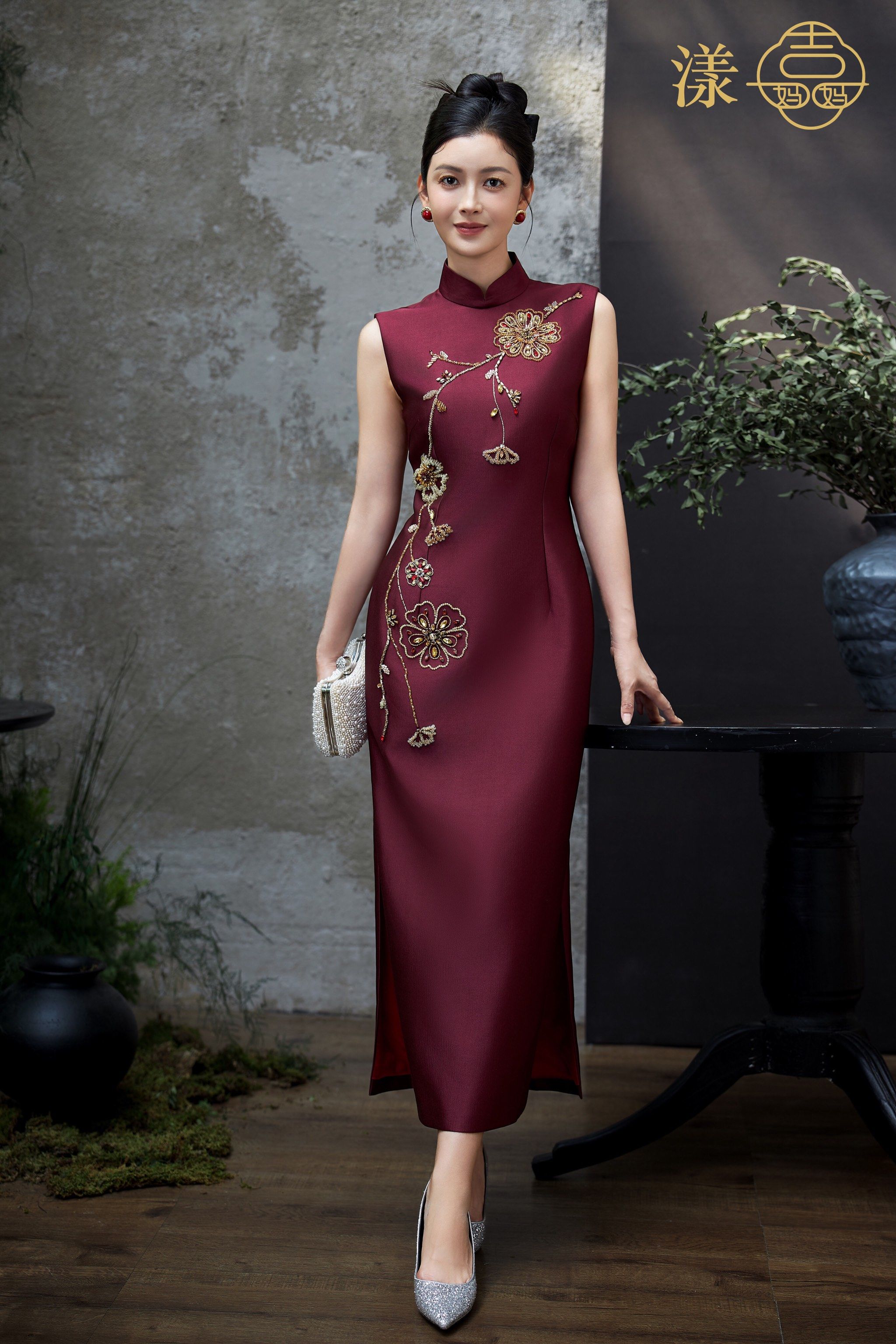 婚礼上妈妈首选璀璨迷人的红色旗袍