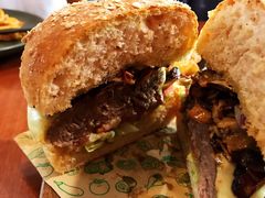 鲜香蘑菇牛肉汉堡-魏斯理汉堡(西安沣东吾悦店)