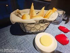 人餐前面包-弦月窗LUNETTE BY AMANDA(复兴路店)